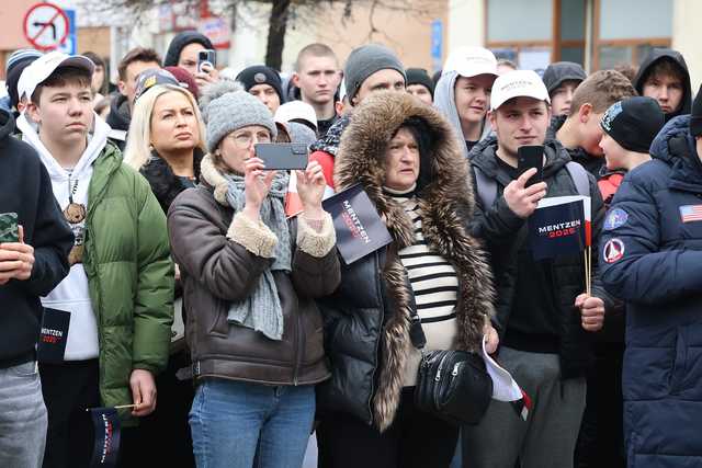 [FOTO] Sławomir Mentzen w Ząbkowicach Śląskich – tłumy na wiecu wyborczym! Co mówił kandydat?