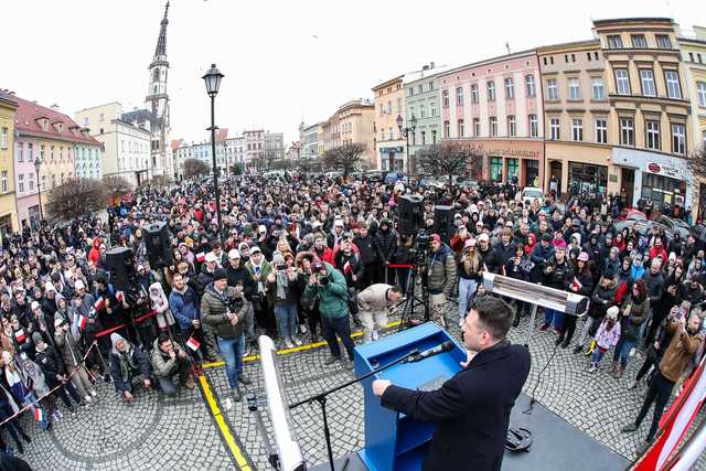 [FOTO] Sławomir Mentzen w Ząbkowicach Śląskich – tłumy na wiecu wyborczym! Co mówił kandydat?