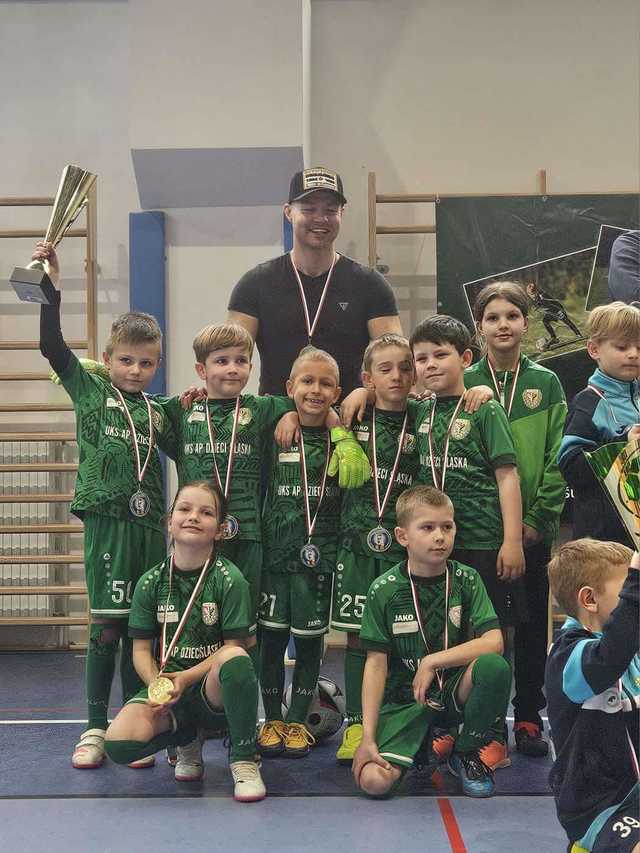 [FOTO] Młodzi piłkarze ze Stoszowic na turnieju w Nowej Rudzie