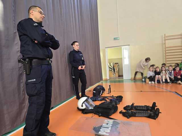 [FOTO] Czy młodzież z Barda zasili szeregi Policji? Spotkanie edukacyjne w Bardzie