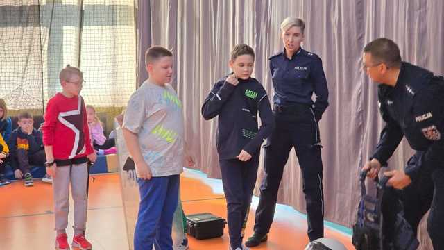 [FOTO] Czy młodzież z Barda zasili szeregi Policji? Spotkanie edukacyjne w Bardzie