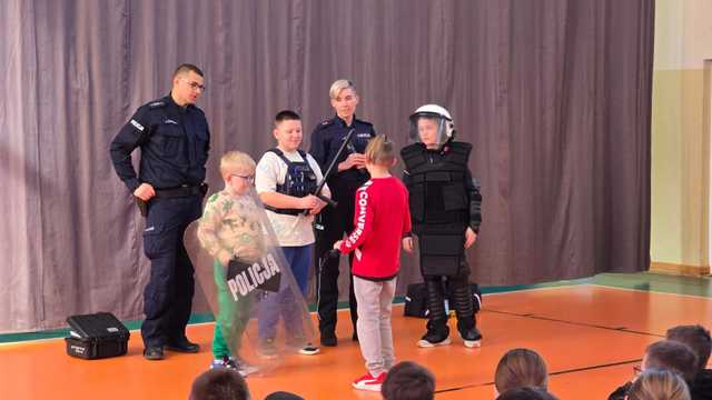 [FOTO] Czy młodzież z Barda zasili szeregi Policji? Spotkanie edukacyjne w Bardzie