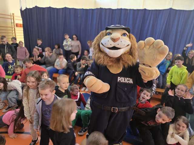 [FOTO] Czy młodzież z Barda zasili szeregi Policji? Spotkanie edukacyjne w Bardzie