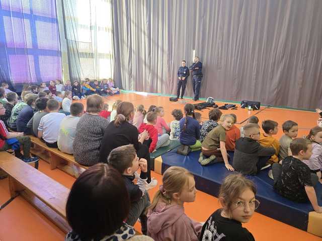 [FOTO] Czy młodzież z Barda zasili szeregi Policji? Spotkanie edukacyjne w Bardzie
