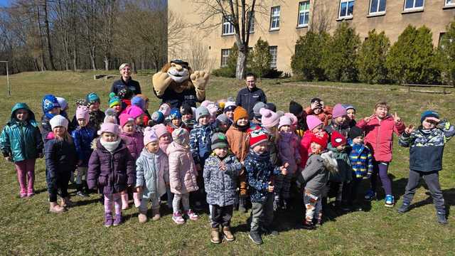 [FOTO] Czy młodzież z Barda zasili szeregi Policji? Spotkanie edukacyjne w Bardzie