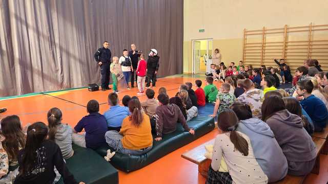 [FOTO] Czy młodzież z Barda zasili szeregi Policji? Spotkanie edukacyjne w Bardzie