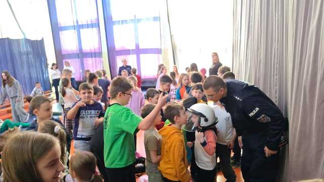 [FOTO] Czy młodzież z Barda zasili szeregi Policji? Spotkanie edukacyjne w Bardzie