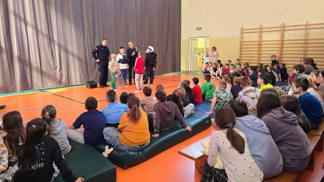 [FOTO] Czy młodzież z Barda zasili szeregi Policji? Spotkanie edukacyjne w Bardzie