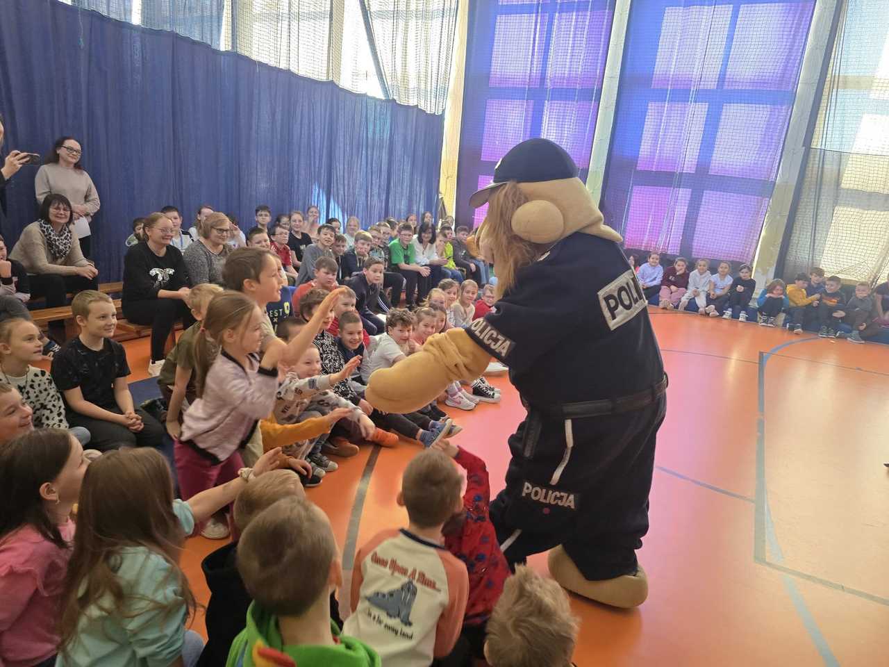 [FOTO] Czy młodzież z Barda zasili szeregi Policji? Spotkanie edukacyjne w Bardzie