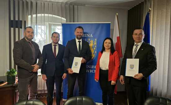 [FOTO] Wsparcie dla mieszkańców Kamieńca Ząbkowickiego. Podpisano porozumienie w sprawie opieki specjalistycznej
