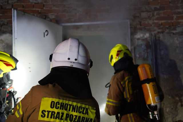 [FOTO] Wybuch gazu, żywy ogień i ewakuacja – tak brzmiał scenariusz ćwiczeń strażackich w Krzelkowie