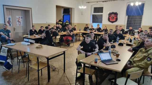 [FOTO] Wybuch gazu, żywy ogień i ewakuacja – tak brzmiał scenariusz ćwiczeń strażackich w Krzelkowie