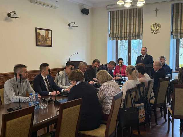 [FOTO] Komunikacja, budownictwo i budżet gminy na 2025 rok - za nami XIX Sesja Rady Miejskiej Ząbkowic Śląskich