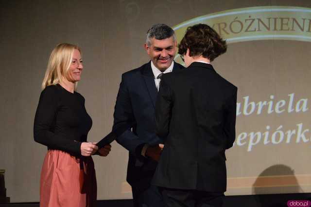 [WIDEO, FOTO] Kto w tym roku został wyróżniony za zasługi dla gminy? Znamy laureatów Ząbkowickich Krzywych Wież 2024!