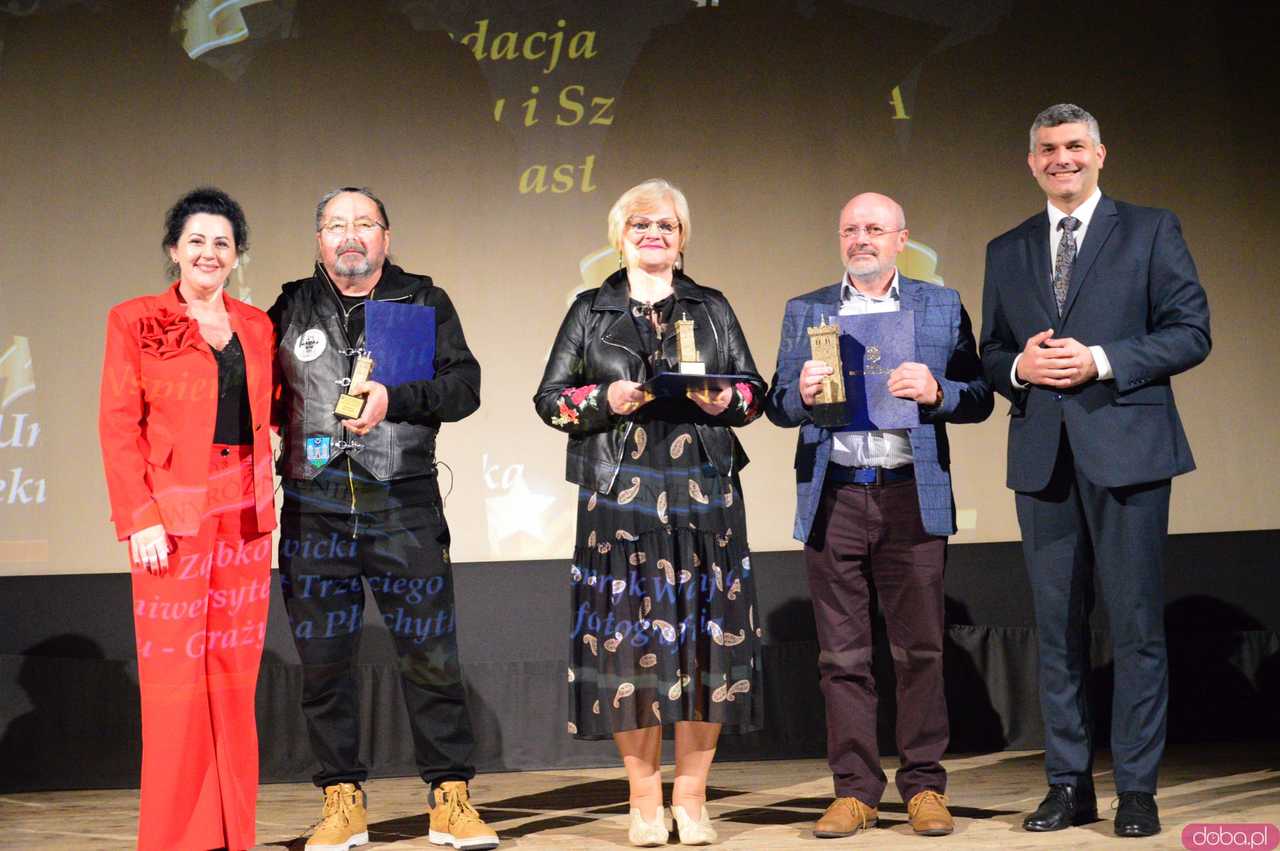 [WIDEO, FOTO] Kto w tym roku został wyróżniony za zasługi dla gminy? Znamy laureatów Ząbkowickich Krzywych Wież 2024!