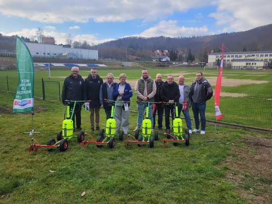 [FOTO] Nowy sprzęt dla klubów piłkarskich dotkniętych powodzią
