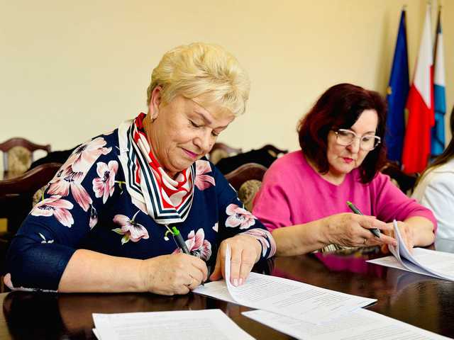 [FOTO] Podpisano pierwsze umowy na remonty elewacji w Ziębicach