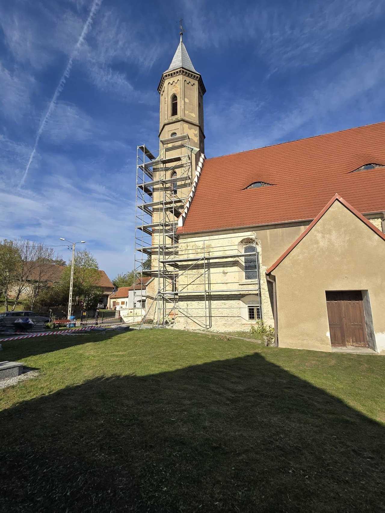 [FOTO] Będzie remont elewacji kościoła w Dobrzenicach