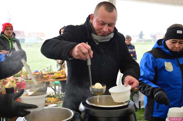 [FOTO] Nie zgadniecie, co przyciągnęło tyle osób na Jarmark Wielkanocny w Kamieńcu Ząbkowickim...