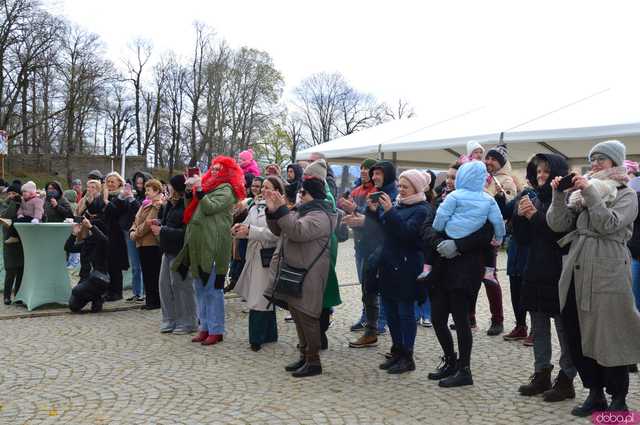 [FOTO] Nie zgadniecie, co przyciągnęło tyle osób na Jarmark Wielkanocny w Kamieńcu Ząbkowickim...