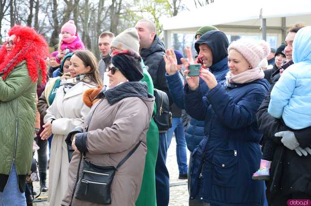 [FOTO] Nie zgadniecie, co przyciągnęło tyle osób na Jarmark Wielkanocny w Kamieńcu Ząbkowickim...