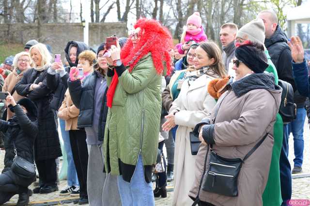 [FOTO] Nie zgadniecie, co przyciągnęło tyle osób na Jarmark Wielkanocny w Kamieńcu Ząbkowickim...