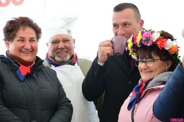 [FOTO] Nie zgadniecie, co przyciągnęło tyle osób na Jarmark Wielkanocny w Kamieńcu Ząbkowickim...