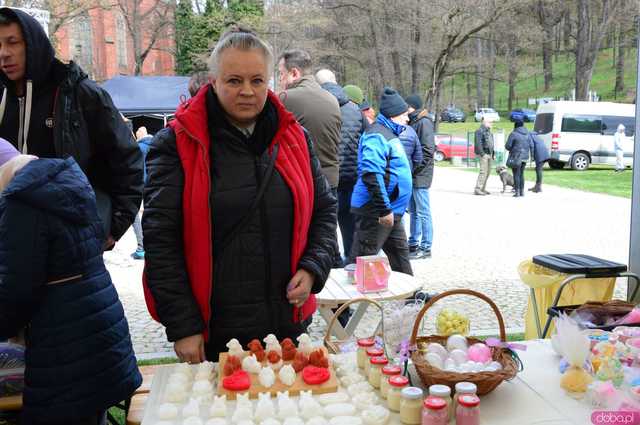 [FOTO] Nie zgadniecie, co przyciągnęło tyle osób na Jarmark Wielkanocny w Kamieńcu Ząbkowickim...