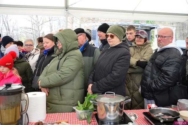 [FOTO] Nie zgadniecie, co przyciągnęło tyle osób na Jarmark Wielkanocny w Kamieńcu Ząbkowickim...