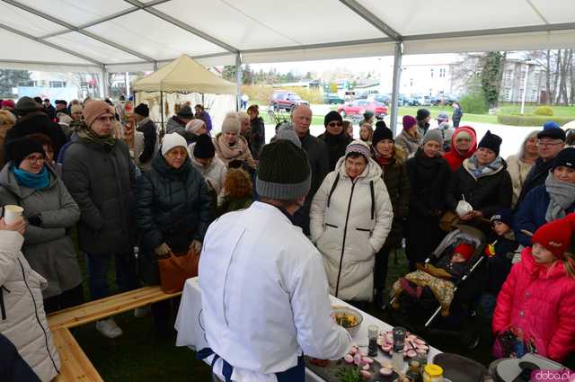 [FOTO] Nie zgadniecie, co przyciągnęło tyle osób na Jarmark Wielkanocny w Kamieńcu Ząbkowickim...