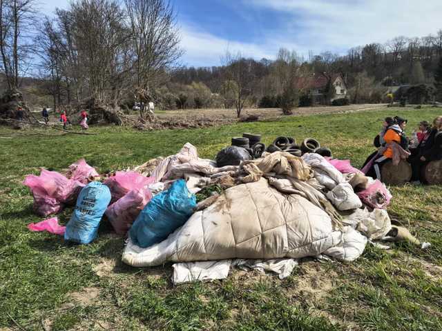[FOTO] Rekordowa akcja z udziałem mieszkańców Barda - za nami wspólne sprzątanie Nysy Kłodzkiej
