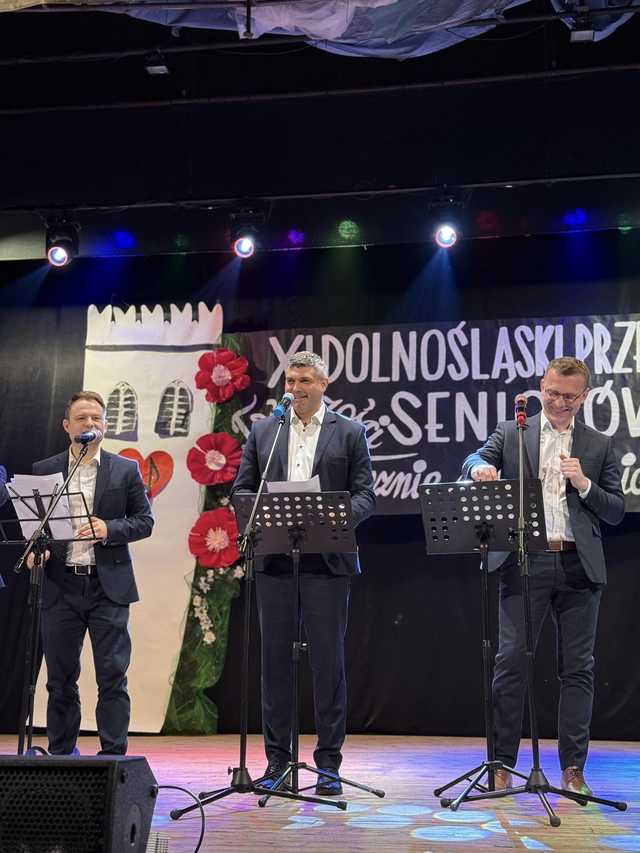 [FOTO] Seniorzy zaprezentowali swoją twórczość artystyczną. Znamy laureatów tegorocznej 11. edycji Przględu Seniorów 