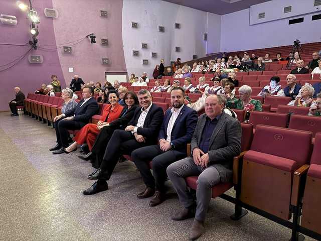 [FOTO] Seniorzy zaprezentowali swoją twórczość artystyczną. Znamy laureatów tegorocznej 11. edycji Przględu Seniorów 