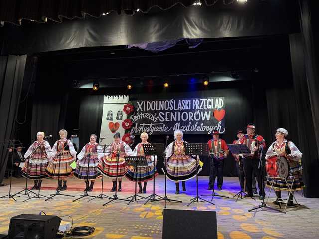 [FOTO] Seniorzy zaprezentowali swoją twórczość artystyczną. Znamy laureatów tegorocznej 11. edycji Przględu Seniorów 