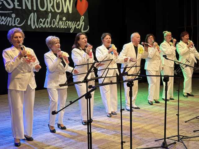 [FOTO] Seniorzy zaprezentowali swoją twórczość artystyczną. Znamy laureatów tegorocznej 11. edycji Przględu Seniorów 