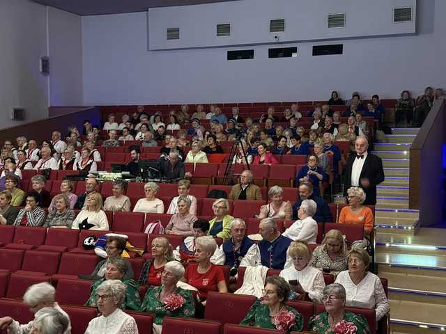 [FOTO] Seniorzy zaprezentowali swoją twórczość artystyczną. Znamy laureatów tegorocznej 11. edycji Przględu Seniorów 