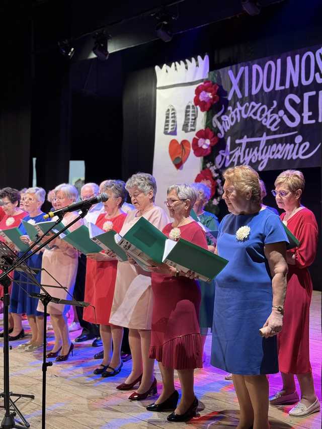 [FOTO] Seniorzy zaprezentowali swoją twórczość artystyczną. Znamy laureatów tegorocznej 11. edycji Przględu Seniorów 