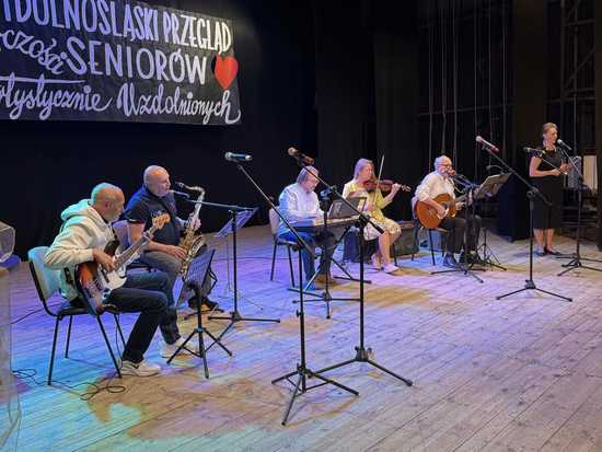 [FOTO] Seniorzy zaprezentowali swoją twórczość artystyczną. Znamy laureatów tegorocznej 11. edycji Przględu Seniorów 