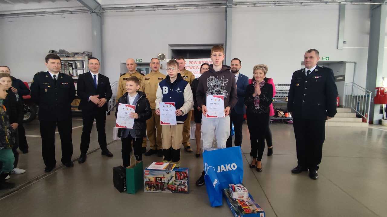 [FOTO] Młodzież z powiatu ząbkowickiego sprawdziła się w Turnieju Wiedzy Pożarniczej „Młodzież Zapobiega Pożarom”