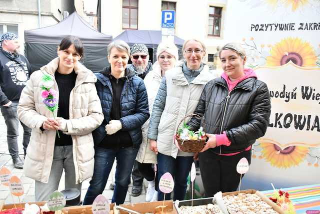 [WIDEO/FOTO] Bogato zastawione stoiska, konkursy i występy podczas Jarmarku Wielkanocnego w Ziębicach