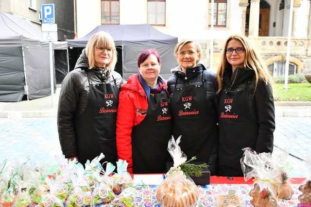 [WIDEO/FOTO] Bogato zastawione stoiska, konkursy i występy podczas Jarmarku Wielkanocnego w Ziębicach