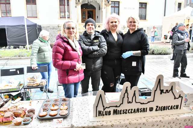 [WIDEO/FOTO] Bogato zastawione stoiska, konkursy i występy podczas Jarmarku Wielkanocnego w Ziębicach