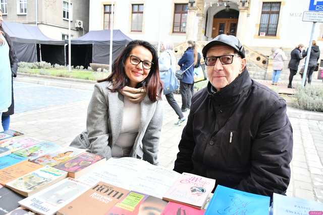 [WIDEO/FOTO] Bogato zastawione stoiska, konkursy i występy podczas Jarmarku Wielkanocnego w Ziębicach
