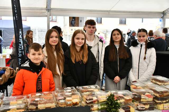[WIDEO/FOTO] Bogato zastawione stoiska, konkursy i występy podczas Jarmarku Wielkanocnego w Ziębicach