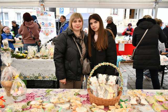 [WIDEO/FOTO] Bogato zastawione stoiska, konkursy i występy podczas Jarmarku Wielkanocnego w Ziębicach