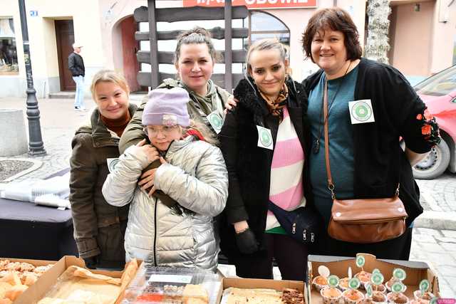 [WIDEO/FOTO] Bogato zastawione stoiska, konkursy i występy podczas Jarmarku Wielkanocnego w Ziębicach
