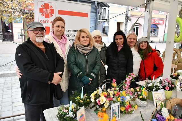 [WIDEO/FOTO] Bogato zastawione stoiska, konkursy i występy podczas Jarmarku Wielkanocnego w Ziębicach