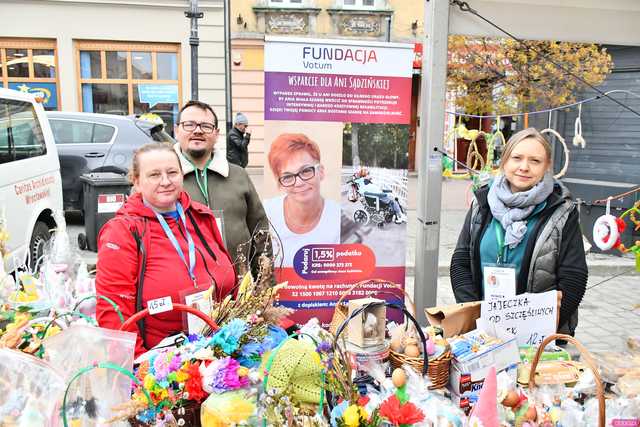 [WIDEO/FOTO] Bogato zastawione stoiska, konkursy i występy podczas Jarmarku Wielkanocnego w Ziębicach