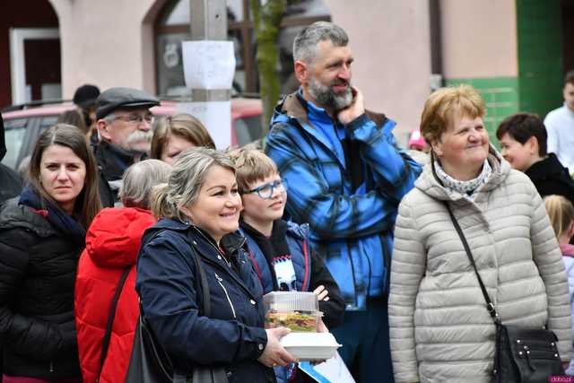 [WIDEO/FOTO] Bogato zastawione stoiska, konkursy i występy podczas Jarmarku Wielkanocnego w Ziębicach