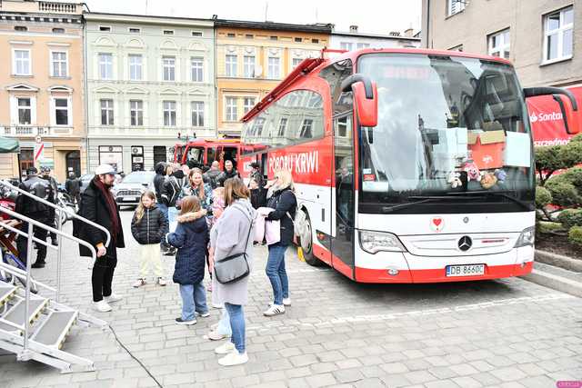 [WIDEO/FOTO] Bogato zastawione stoiska, konkursy i występy podczas Jarmarku Wielkanocnego w Ziębicach
